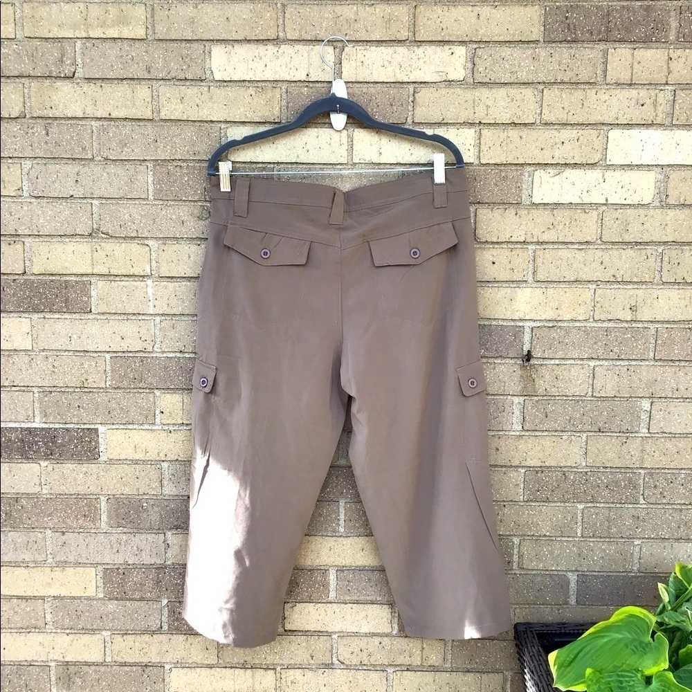 Woman’s STILLWATER Supply Co Capris - Picture 3 of 7